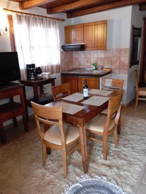 ALEXANDER HOUSES LIVADI ARACHOVAS